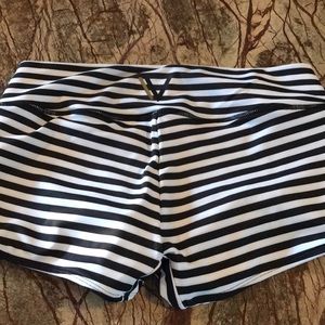 Vull black and white striped Shorts